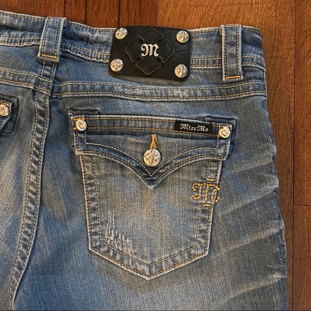 Miss me women capri blue jeans Sz 29 waist JB5547P2 embellished frayed